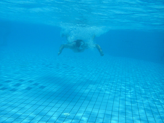 Piscina cu valuri ... Panasonic FT3 rezista