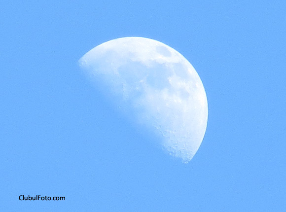 Luna, fotografiata cu Canon SX240 HS