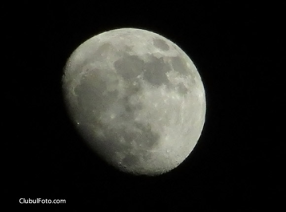 Luna, fotografiata cu Canon SX240 HS