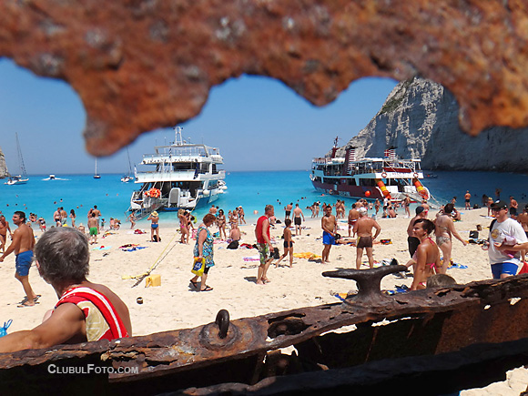 Plaja de la Navagio, vedere din interiorul epavei.