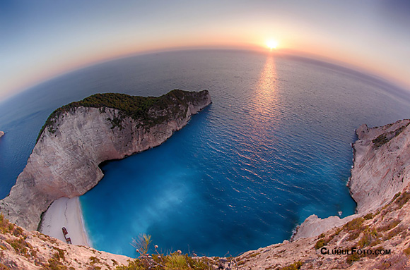 Apusul de la Navagio, fotografiat cu obiectivul Fisheye