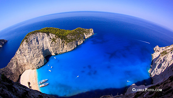 Navagio in timpul zilei. La pranz. Lumina este prea puternica, dar totusi ... coafura rezista...